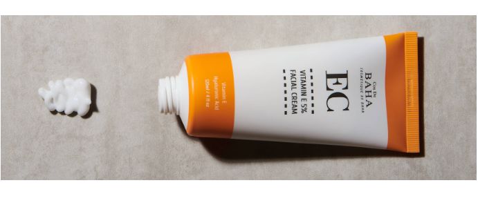 Cos De BAHA Vitamin E Creme – Textur Anwendung auf Gesicht